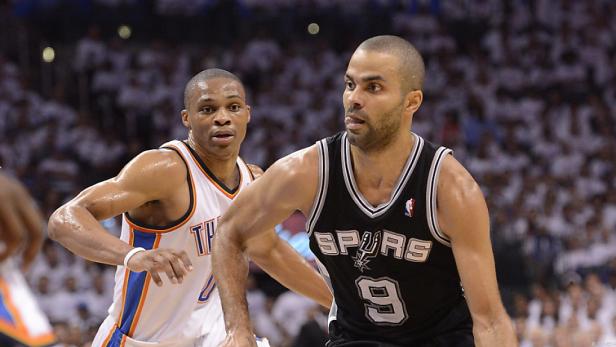 Tony Parker und Russell Westbrook während eines Basketballspiels.