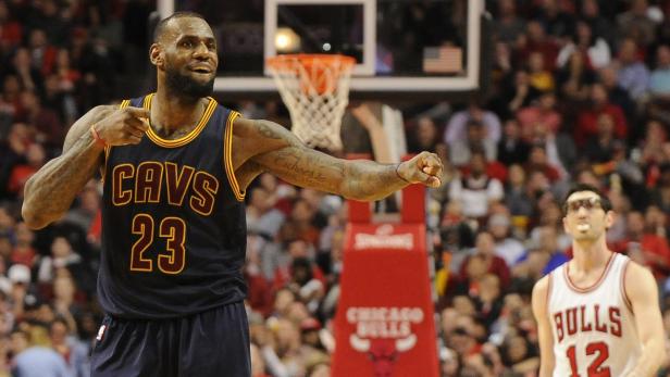 LeBron James im Trikot der Cleveland Cavaliers zeigt mit dem Finger auf dem Spielfeld.