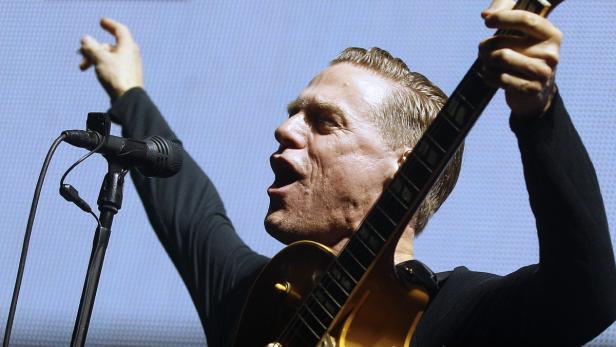 Bryan Adams: Schmusen in der Bubengarderobe