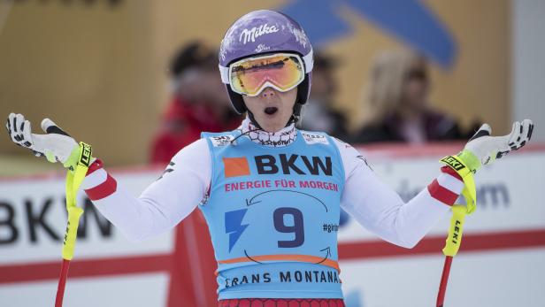 Skirennläuferin mit Startnummer 9 in Crans Montana jubelt mit ausgestreckten Armen.