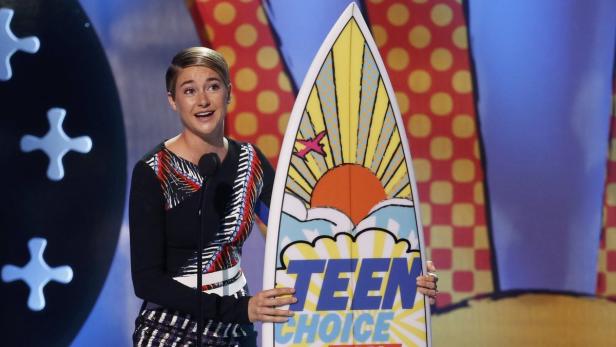 Shailene Woodley hält ein Teen Choice Award Surfbrett auf der Bühne.