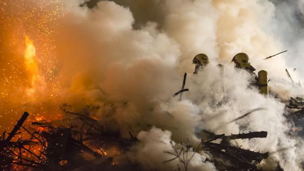 20 Mal musten Feuerwehrleute ausrücken, um Papiercontainer oder Holzstöße zu löschen