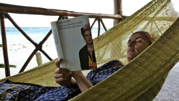 In der Hängematte mit einem Buch ihrer Doppelgängerin Frida Kahlo.