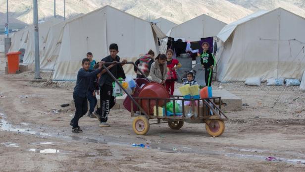 Kinder spielen in einem Flüchtlingslager der Jesiden in Sharia.
