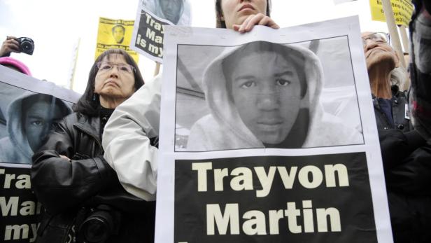 Menschen demonstrieren mit Plakaten von Trayvon Martin.