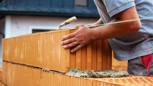 Gerade im Baugewerbe ist der Verdrängungswettbewerb stark - auch weil ausländische Beschäftigte oft zu billig abgespeist werden, sagt der ÖGB