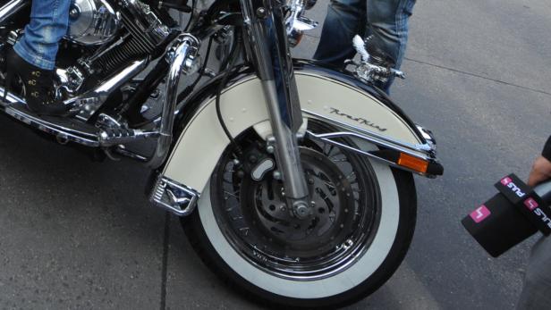 Detailaufnahme einer Harley-Davidson Road King mit Weißwandreifen.
