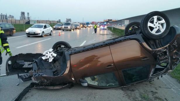Ein Auto blieb auf dem Dach liegen.