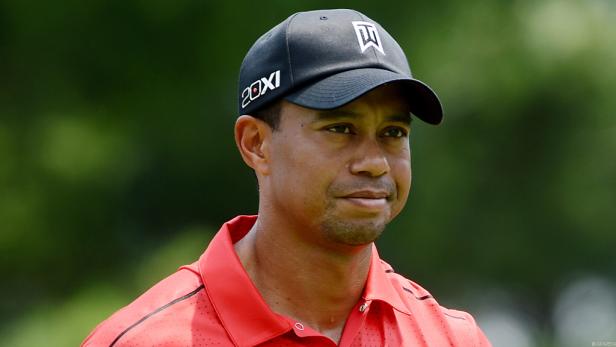Ein Porträt von Tiger Woods mit einer schwarzen Kappe.