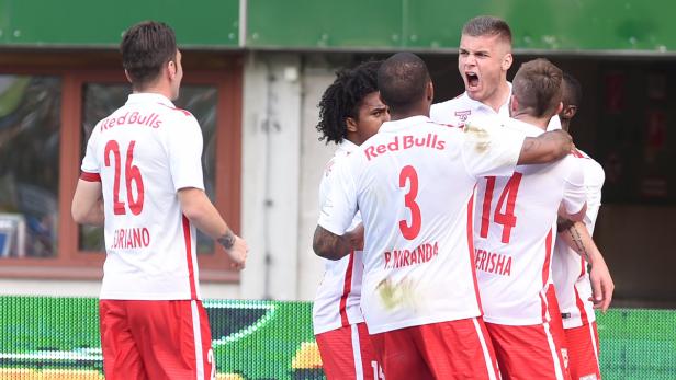 Fußballspieler von Red Bull umarmen sich und jubeln.