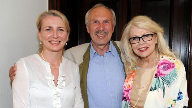 Ewald Nowotny inmitten der Festwochen-Damen Brigitte ZIerhut-Bösch (li.) und Intendantin Jutta Skokan (re.).