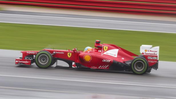 Ein roter Ferrari-Formel-1-Rennwagen auf einer Rennstrecke.