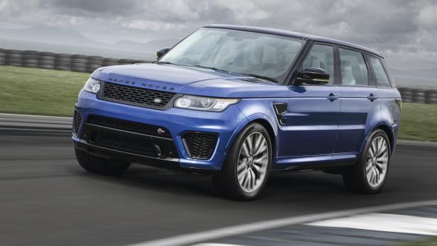 Ein blauer Range Rover Sport fährt auf einer Rennstrecke.