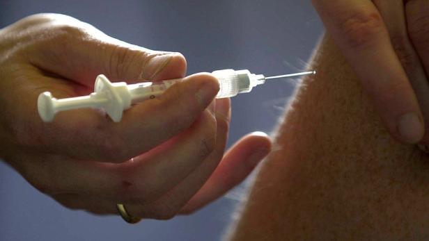 Eine Injektion wird in einen Arm verabreicht.