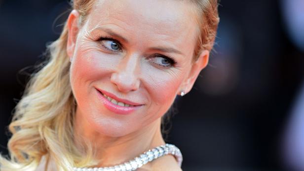 Naomi Watts lächelt mit einem Diamantcollier um den Hals.