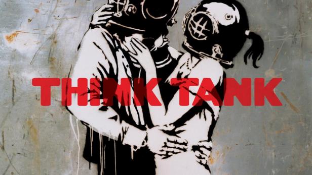 Ein Banksy-Graffiti zeigt ein Paar mit alten Taucherhelmen, das sich umarmt. Im Vordergrund steht der Schriftzug „THINK TANK“.