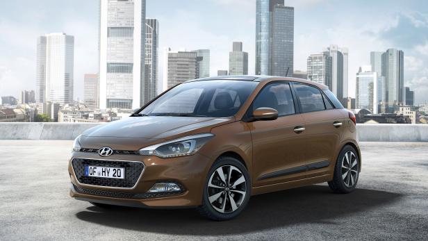 Ein brauner Hyundai i20 vor der Skyline von Frankfurt.