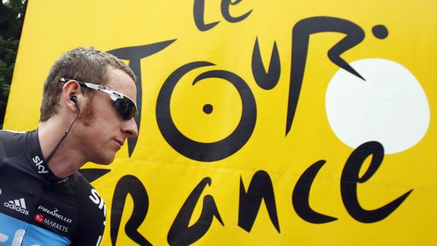 REUTERSSky Procycling rider Bradley Wiggins of Britain prepares for the start of the third stage of the 99th Tour de France cycling race between Orchies and Boulogne-sur-Mer, July 3, 2012. REUTERS/Bogdan Cristel (FRANCE - Tags: SPORT CYCLING) Wiggins schlüpft bei der Tour in Gelb