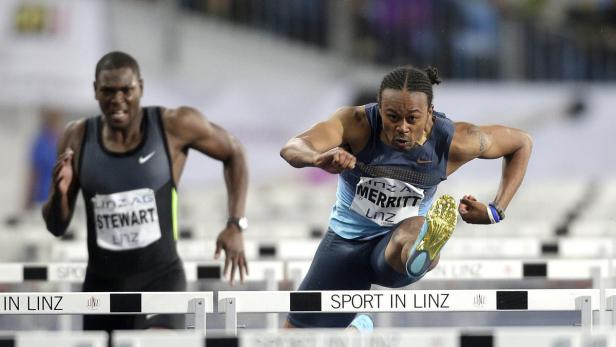 Die Athleten Stewart und Merritt springen bei einem Hürdenlauf in Linz über die Hindernisse.