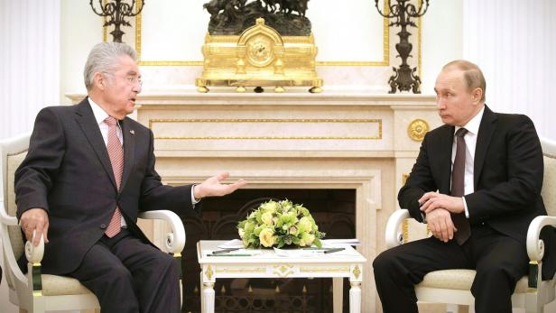 Bundespräsident Alexander Van der Bellen im Gespräch mit Wladimir Putin.