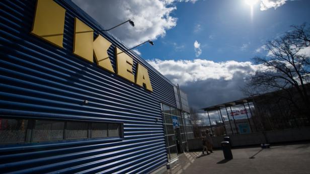 The logo of IKEA is pictured outside Europe&#039;s biggest Ikea store in Kungens Kurva, south-west of Stockholm on March 30, 2016. Ikea founder Ingvar Kamprad, who built a global business empire with revolutionary flat-pack furniture and dallied with Nazism in his youth, turned 90 today. / AFP PHOTO / JONATHAN NACKSTRAND