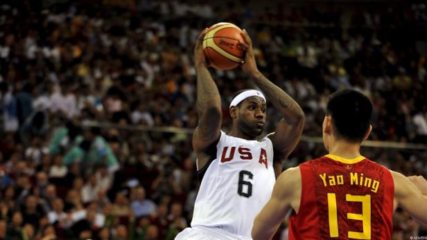 LeBron James beim Basketballspiel gegen Yao Ming.