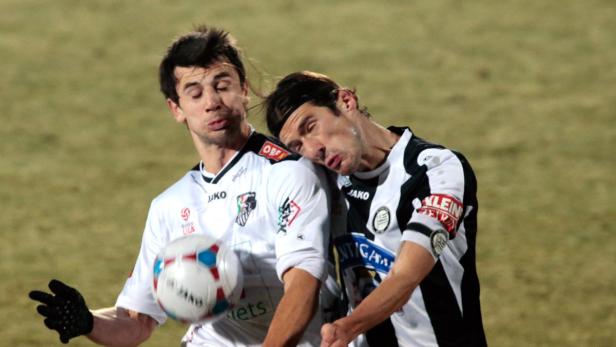 Zwei Fußballspieler während eines Spiels im Zweikampf.