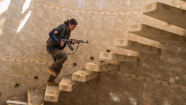 Jesidische Kämpferinnen der PKK-nahen YBS in der zerstörten Stadt Shingal.