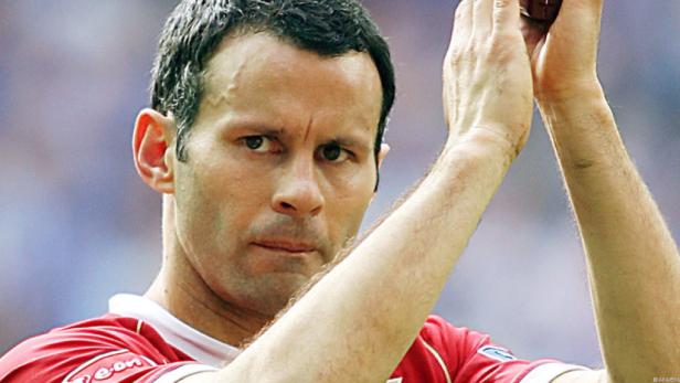Ryan Giggs klatscht während eines Fußballspiels.