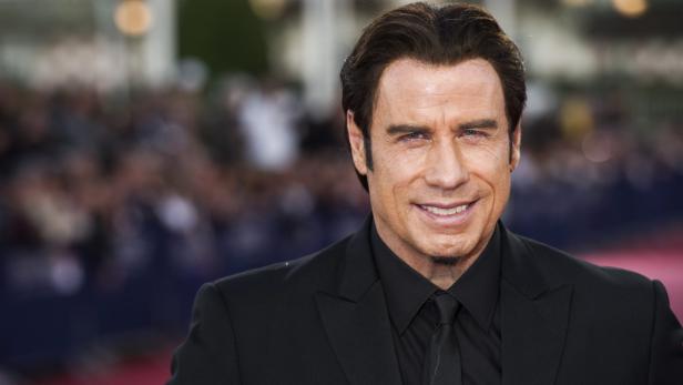 Porträt von John Travolta in einem schwarzen Anzug.