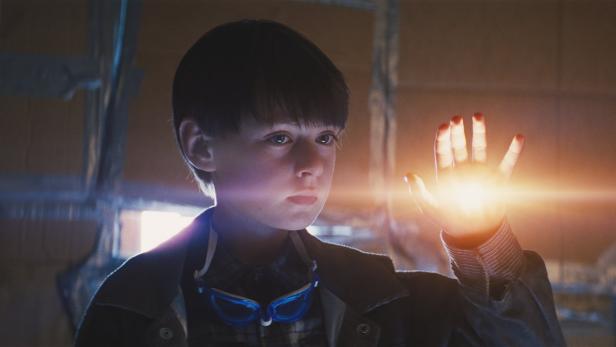 Ein achtjähriger Bub – gespielt von Jaeden Lieberher – hat wundersame Kräfte und möchte die Erde verlassen. Er wird von Sektenmitgliedern und dem FBI gejagt: Jeff Nichols Retro-Sci-Fi-Film „Midnight Special“