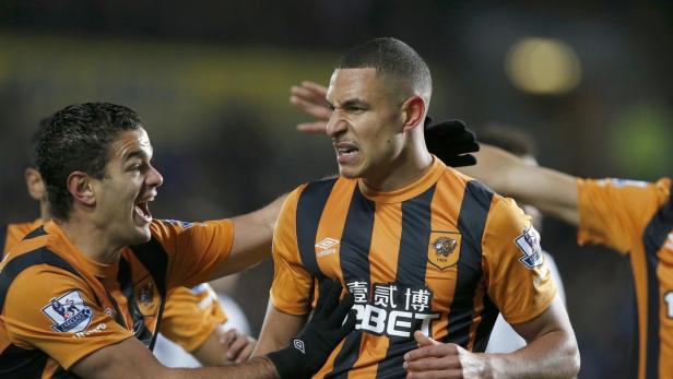 Zwei Fußballspieler in gestreiften Trikots feiern ein Tor.