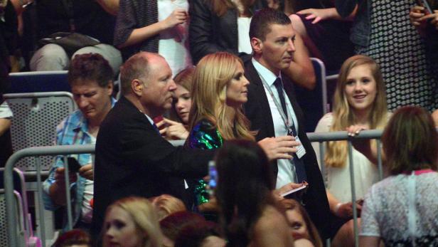 Heidi Klum bei einer Veranstaltung, umgeben von anderen Personen.