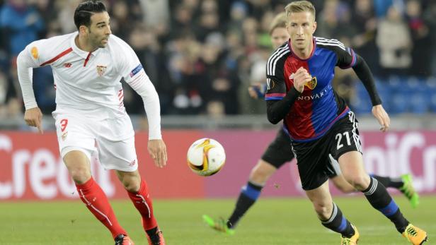 Zwei Fußballspieler kämpfen um den Ball während eines Spiels.