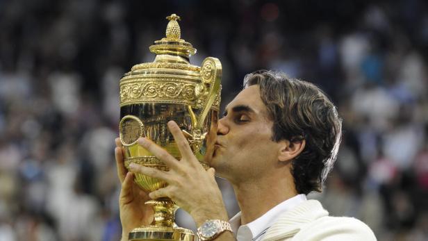 Roger Federer küsst die Trophäe nach seinem Sieg in Wimbledon.