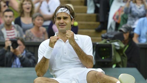 REUTERSRoger Federer of Switzerland celebrates after defeating Andy Murray of Britain in their mens singles final tennis match at the Wimbledon Tennis Championships in London July 8, 2012. REUTERS/Toby Melville (BRITAIN - Tags: SPORT TENNIS TPX IMAGES Emotional: Nach seinem siebenten Triumph in Wimbledon sinkt Roger Federer mit Freudentränen in den Augen zu Boden.
