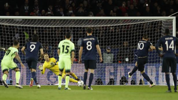 Zlatan Ibrahimović schießt einen Elfmeter während eines Fußballspiels.