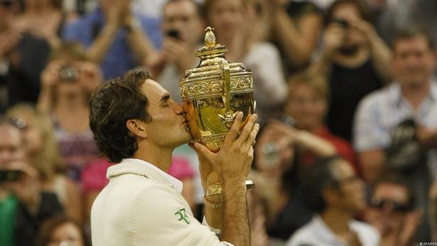 Roger Federer küsst die Trophäe nach seinem Sieg in Wimbledon.