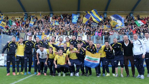 Die Fußballmannschaft von Frosinone feiert mit ihren Fans im Stadion.