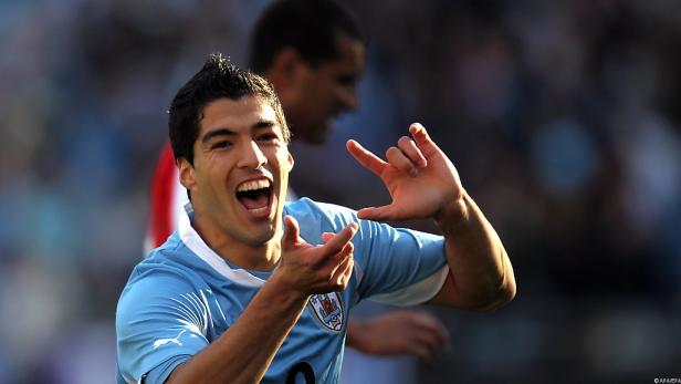 Luis Suárez jubelt in einem hellblauen Trikot.
