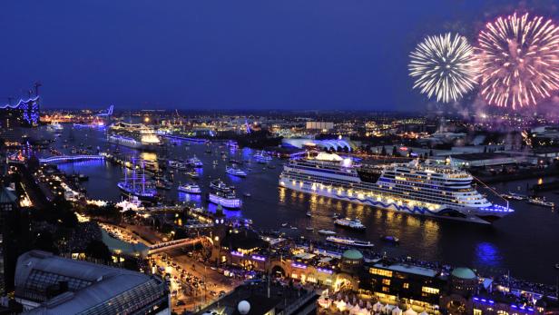 Feuerwerk bei den Hamburg Cruise Days