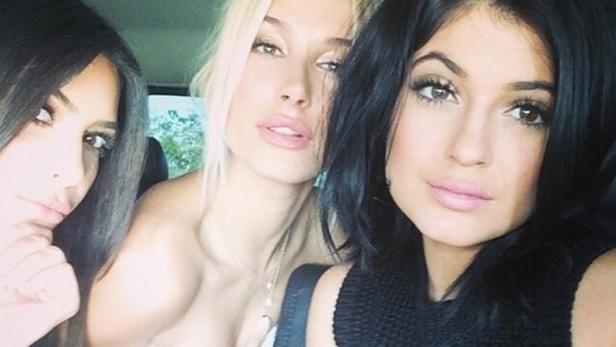 Ein Selfie von Kim Kardashian, Hailey Bieber und Kylie Jenner in einem Auto.