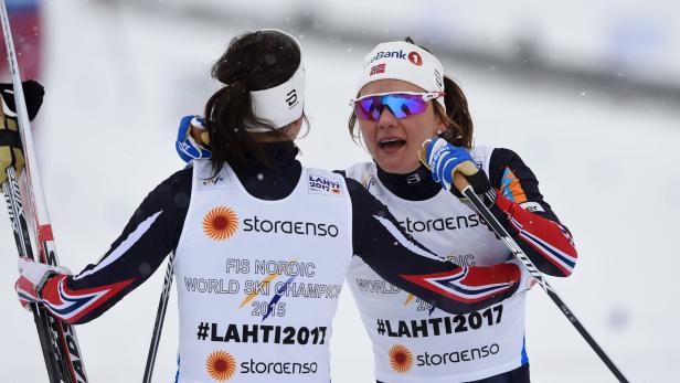 Heidi Weng (li.) und Maiken Caspersen Falla sind Weltmeisterinnen.