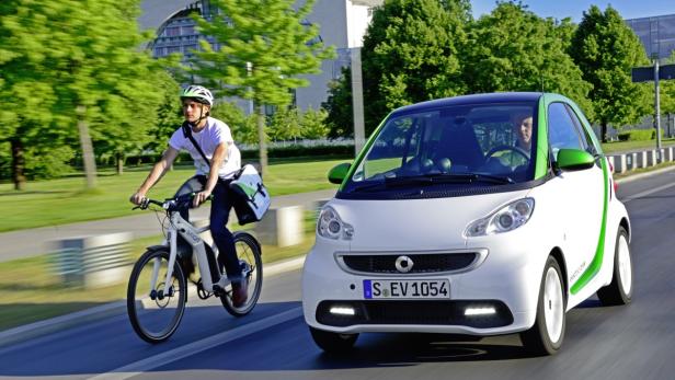 Smart bietet E-Mobilität auf zwei und vier Rädern. Das E-Bike kostet € 2899,–, das Auto ab € 24.590,–. Ein E-Scooter ist geplant.