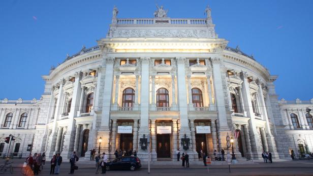 Das Burgtheater in Wien bei Dämmerung.