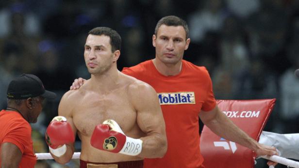 Die Boxer Wladimir und Vitali Klitschko stehen im Ring.