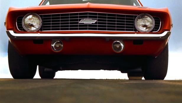Die Frontansicht eines roten Chevrolet Camaro von 1969.