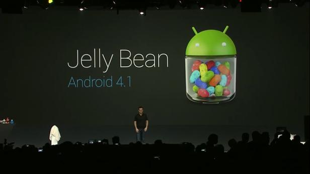 Ein Mann präsentiert Android 4.1 „Jelly Bean“ vor einem Publikum.