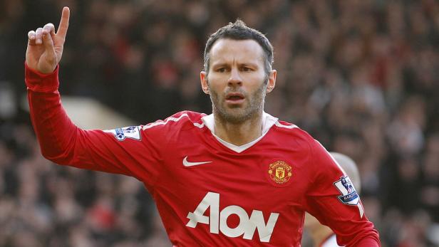 Ryan Giggs im roten Trikot von Manchester United mit erhobenem Zeigefinger.