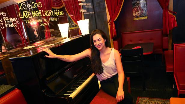 Mit sechs Jahren lernte Clara Blume Klavierspielen, mit 15 Jahren schrieb sie ihr erstes eigenes Lied